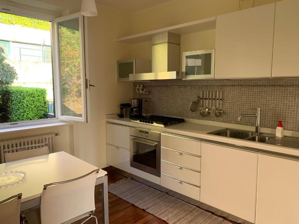 Second view of the equipped kitchen with a window beside the dining area
