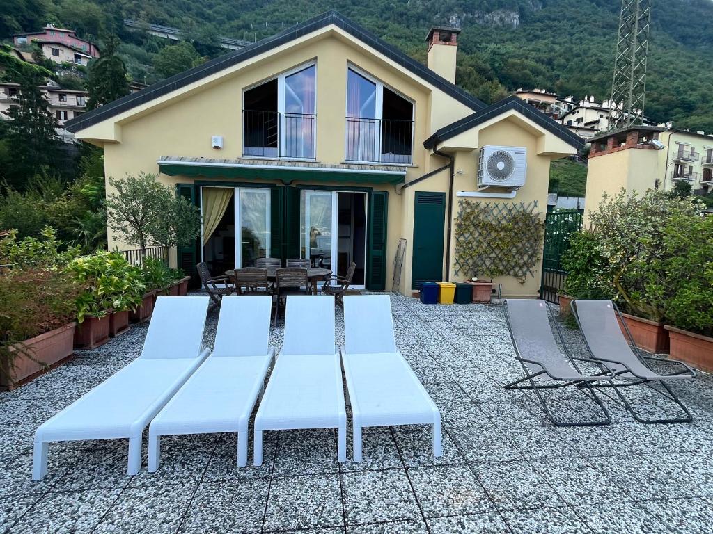 The private terrace facing the two-level holiday home